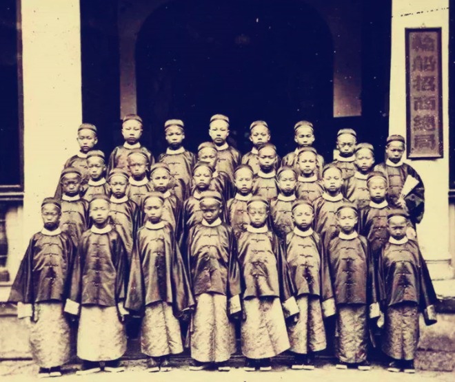 1872年,首批留美幼童赴美前,在「輪船招商局」門前合影。 1872年,首批留美幼童赴美前,在「輪船招商局」門前合影。