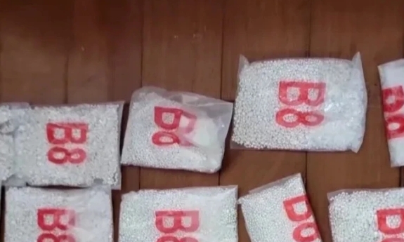 为方便携带，犯罪集团将原块白银打碎拆分成颗粒状，并分装成小包。 央视