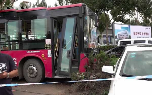 男乘客毆打司機，巴士失控撞向綠化地帶。（網圖）