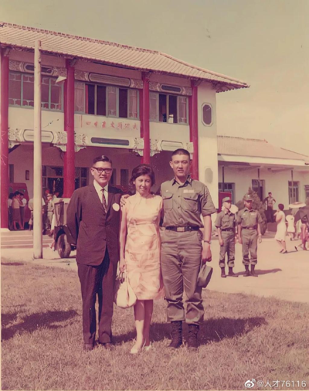 18岁服兵役时的马英九和父母亲马鹤凌及秦厚修合影。