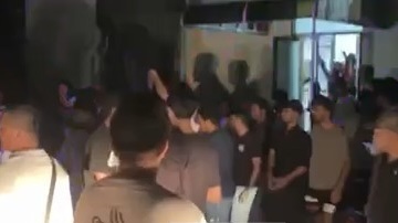 大量外籍員工聚集在樓下與警方對峙。 柬中時報