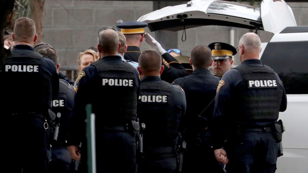 死者中包括1名警员。AP