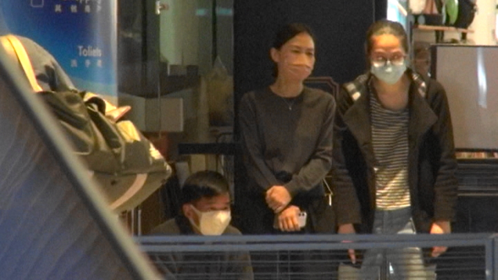 林氏夫婦同狗友吹吓水。