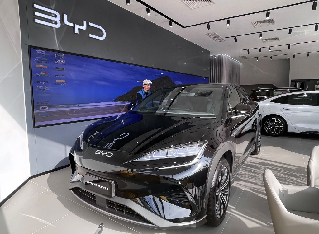 2026年4至9月完成「一换一」登记的电动车中,国产品牌比亚迪「BYD」占2,984辆,力压TESLA排名第一。 2026年4至9月完成「一换一」登记的电动车中,国产品牌比亚迪「BYD」占2,984辆,力压TESLA排名第一。
