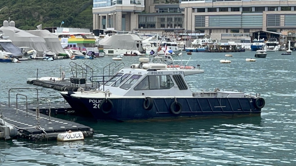 水警輪將屍體運返香港仔水警基地待查。楊偉亨攝