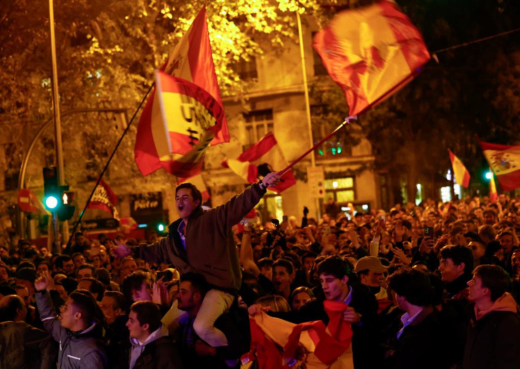 馬德里大批民眾周二到工人社會黨總部附近示威，期間有示威者揮動國旗。路透社