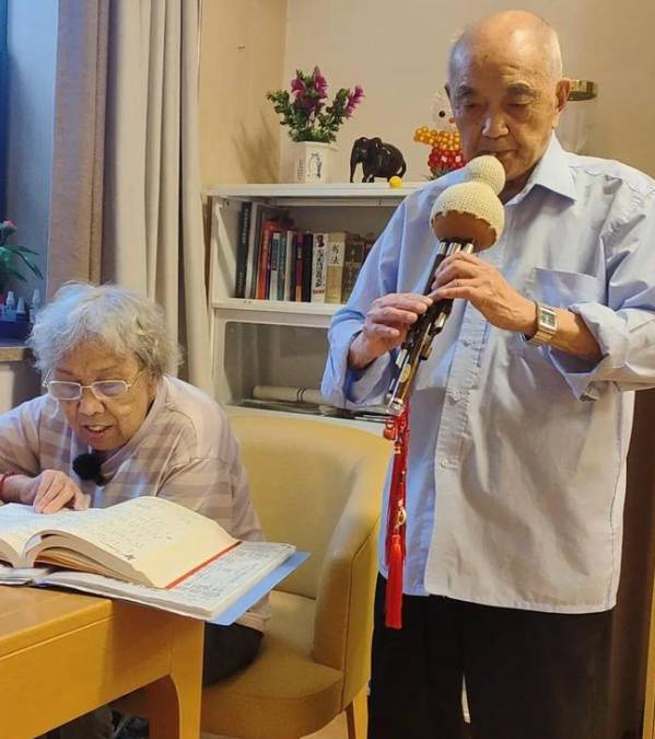 102歲姜爺爺與85歲張奶奶,在養老院譜出黃昏戀。極目新聞 102歲姜爺爺與85歲張奶奶,在養老院譜出黃昏戀。極目新聞