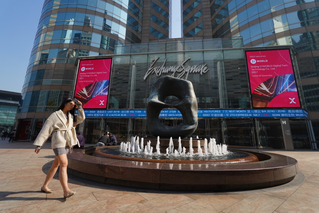 有受訪市民直言，現時投資市場風高浪急，希望將投資組合轉移到較安全的選項，避免一不小心市場出現變動而導致重大損失。