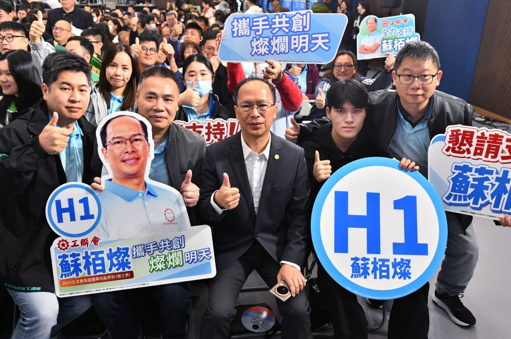 蘇栢燦服務工會及市民33年，協助處理勞資糾紛，並參與多項勞工權益爭取活動。