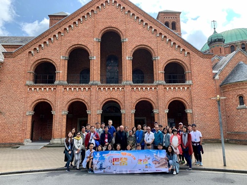 海外考察是研究歷史的其中一個方法。