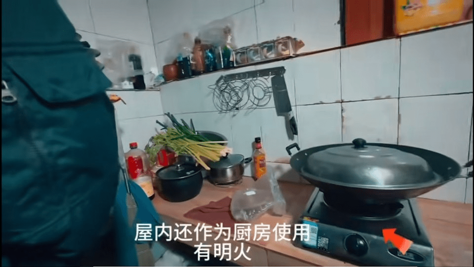 自製氫氣的「操作室」旁是廚房，有明火，極為危險。（龍崗區應急管理）