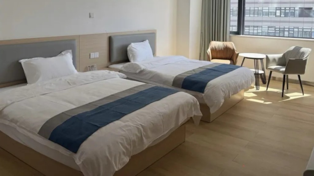 職員指，住宿中心開業僅約4個月。極目新聞