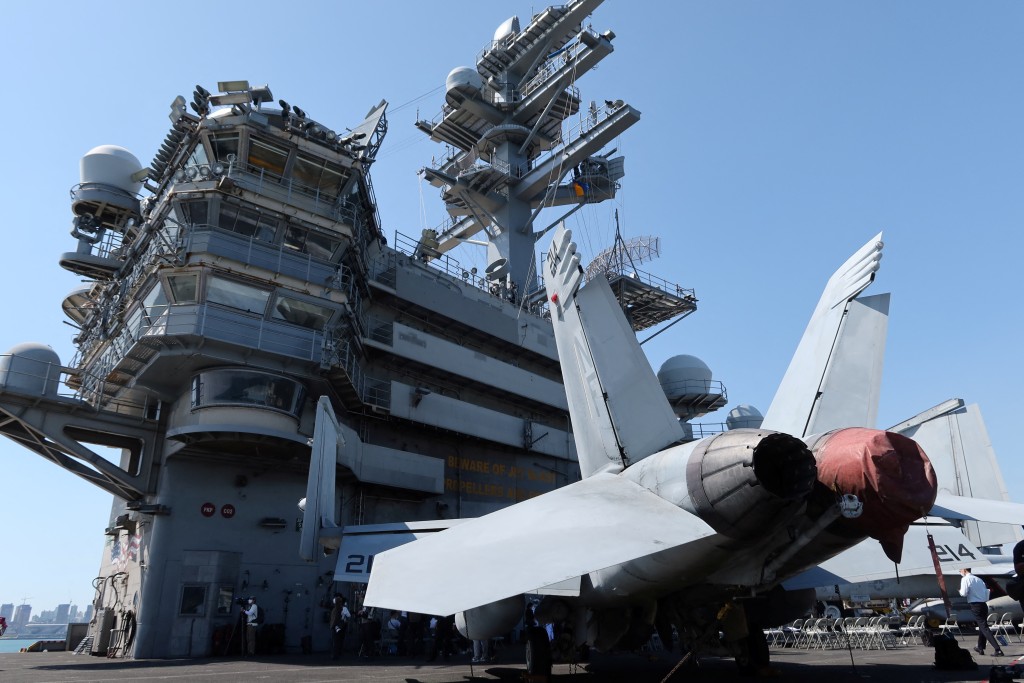 一架美國海軍F/A-18戰機停泊在列根號航空母艦的甲板上。路透