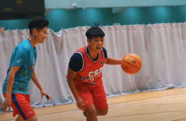 二級懲教助理陳拿雲(圖右一)。