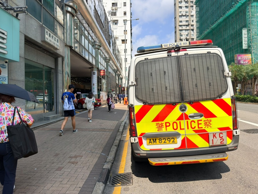 警方到場後,拘捕一名女子。梁國峰攝 警方到場後,拘捕一名女子。梁國峰攝