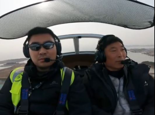 趙氏父子自駕飛機回老家過農曆新年。山東電視新聞