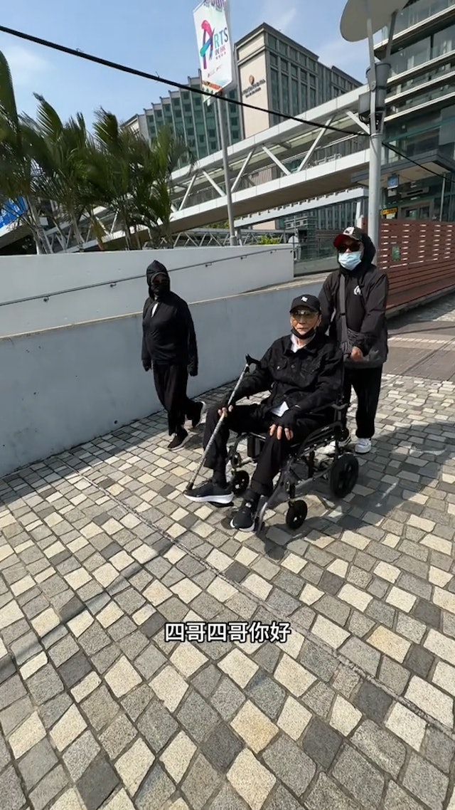 謝賢反應好快,向粉絲舉手打招呼。 謝賢反應好快,向粉絲舉手打招呼。