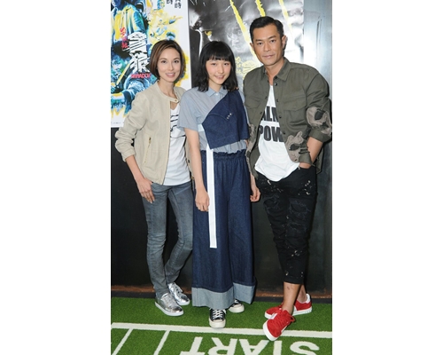 「一家三口」宣傳新片。