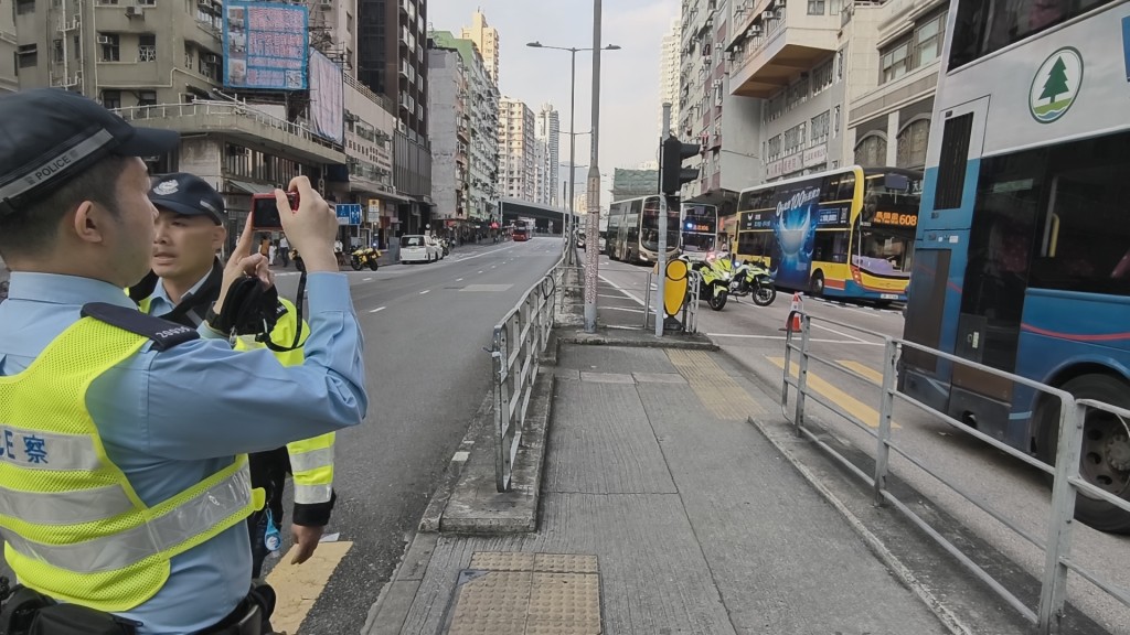 女途人捱撞前懷疑衝燈過路。