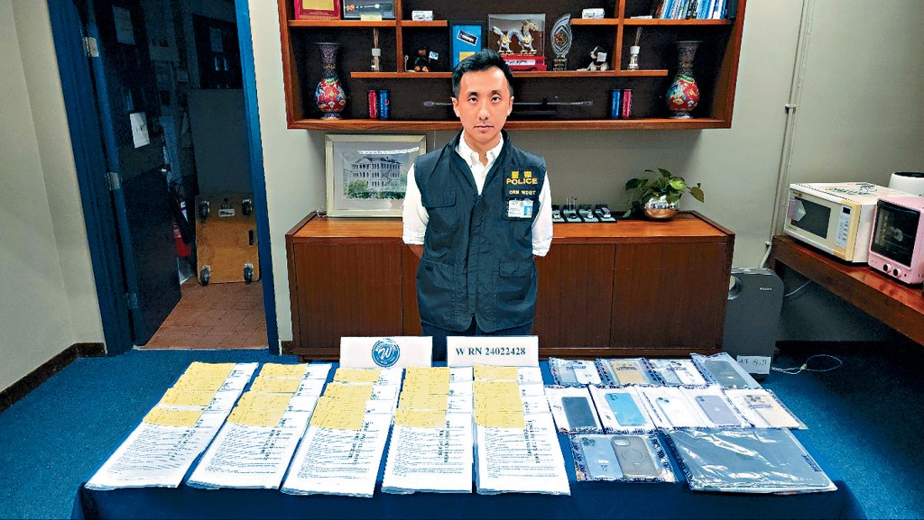 西區警區刑事調查署理警司盧建邦交代案情及展示案中證物。