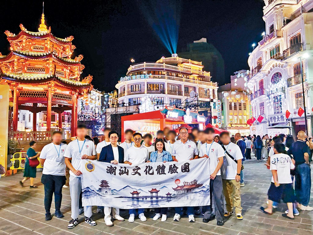 懲教署署長黃國興（前排左三）、贊助人靳佳宏（前排左二）聯同嘉賓及青少年更生人士潮汕文化體驗團團員遊覽汕頭小公園，以了解當地的風土人情並合影。