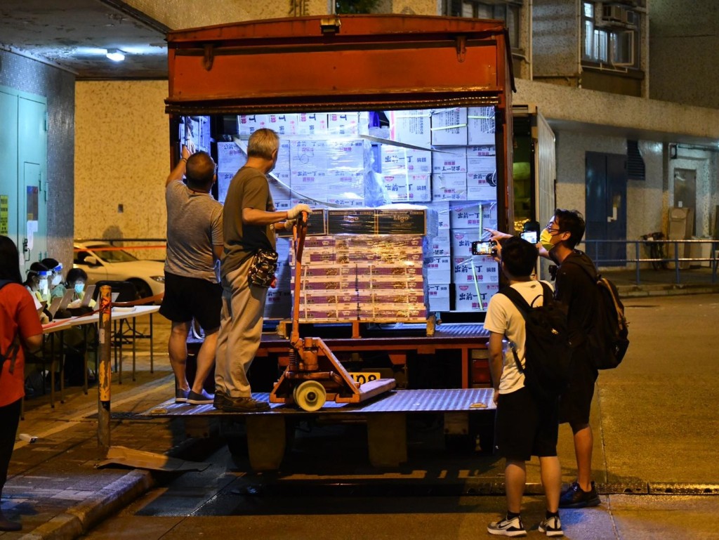 政府將封區物資運抵運頭塘邨。