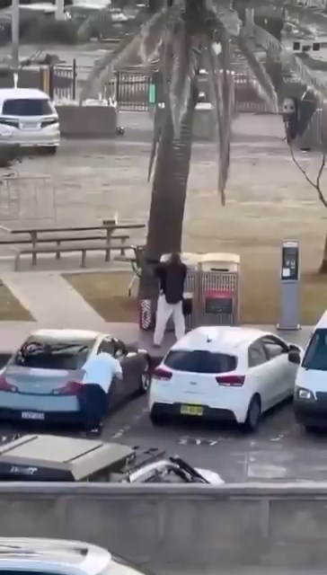 有網民拍下英雄民眾奪槍經過。X@Àdnanô 有網民拍下英雄民眾奪槍經過。X@Àdnanô