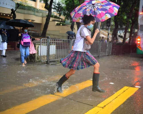 今早大雨下學生回校 ，情況甚為狼狽。