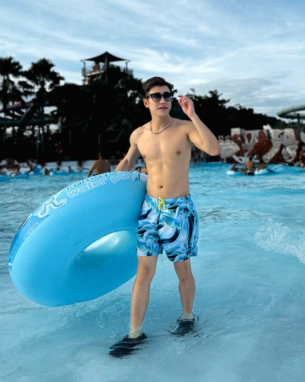 黃浩霆在水上樂園享受夏日，少年感十足。