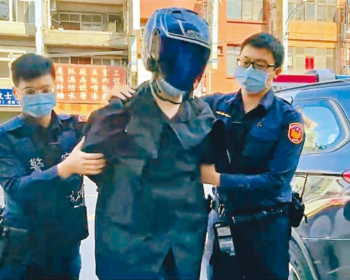 ■刺殺便利店店員的男子被警方帶走。