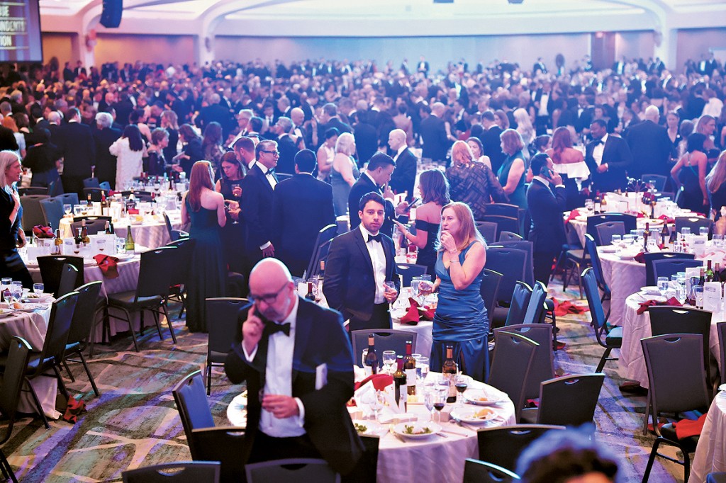 賓客開始離開晚宴場地。