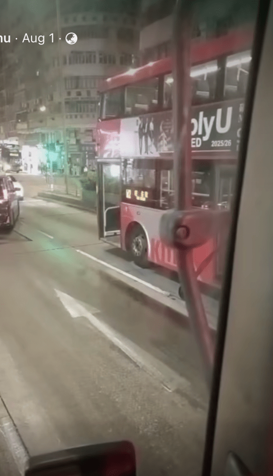 涉事九巴停在行車線上。