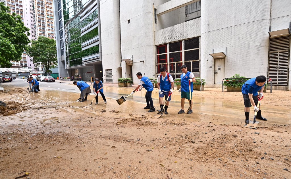 應急隊成員在鰂魚涌街及筲箕灣道清理路面上的垃圾、樹枝落葉，亦移走因暴雨而沖到路面的沙泥。公務員事務局fb