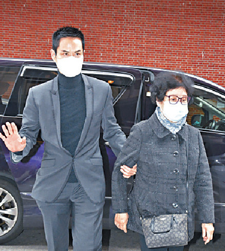 ■鄭嘉穎拖媽媽到場致意。