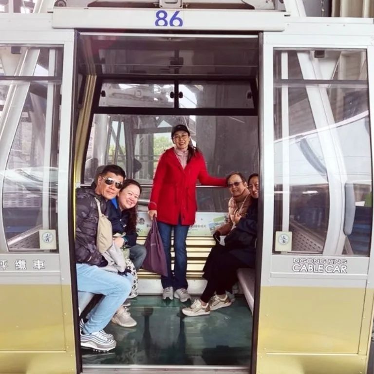 姚瑩瑩一盡地主之誼帶家人坐昂坪360纜車。