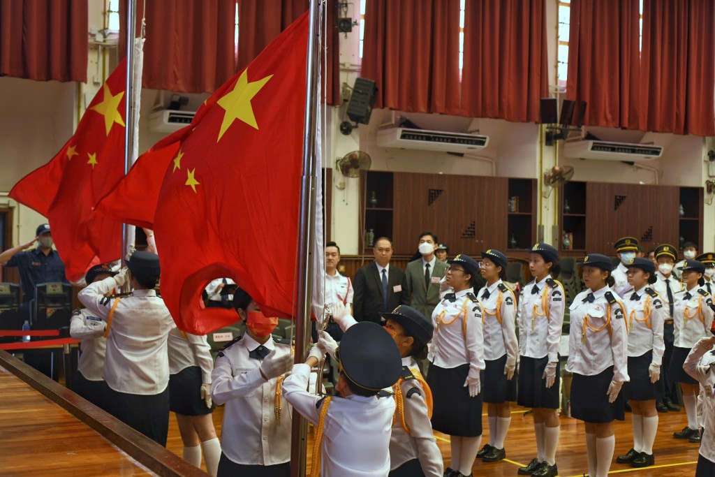 陈国基表示，加强爱国主义教育，以加强市民的爱国情怀及国民身份认同。图为香港升旗队总会“2023年全港旗手护旗比赛”典礼。资料图片