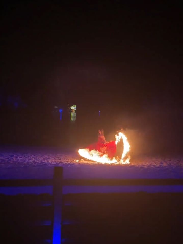 女舞者全身着火，狂奔跳入河中自救。微博