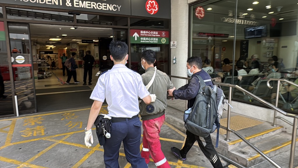 工人左手手指受傷送院。