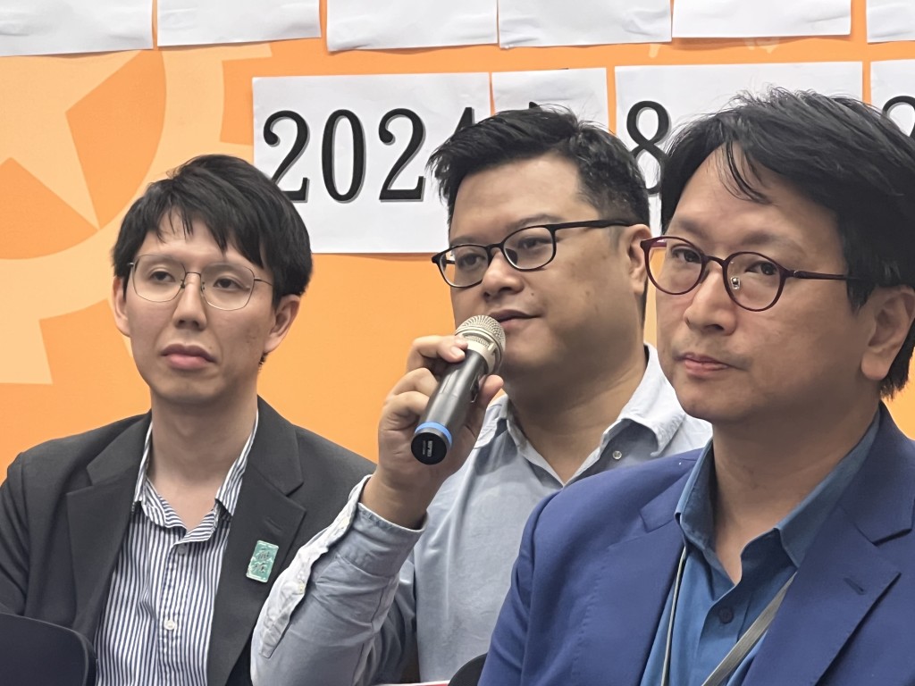 黃大仙區議員莫建榮(中)，建議香港都可參考內地「長者食堂」的做法，未來可以在社會預留位置提供熱食。郭詠欣攝