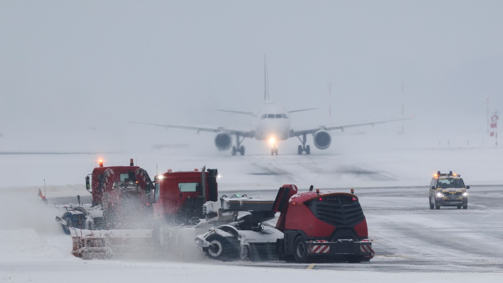歐洲暴雪|漢堡機場清雪車正在清除積雪。美聯社 歐洲暴雪|漢堡機場清雪車正在清除積雪。美聯社