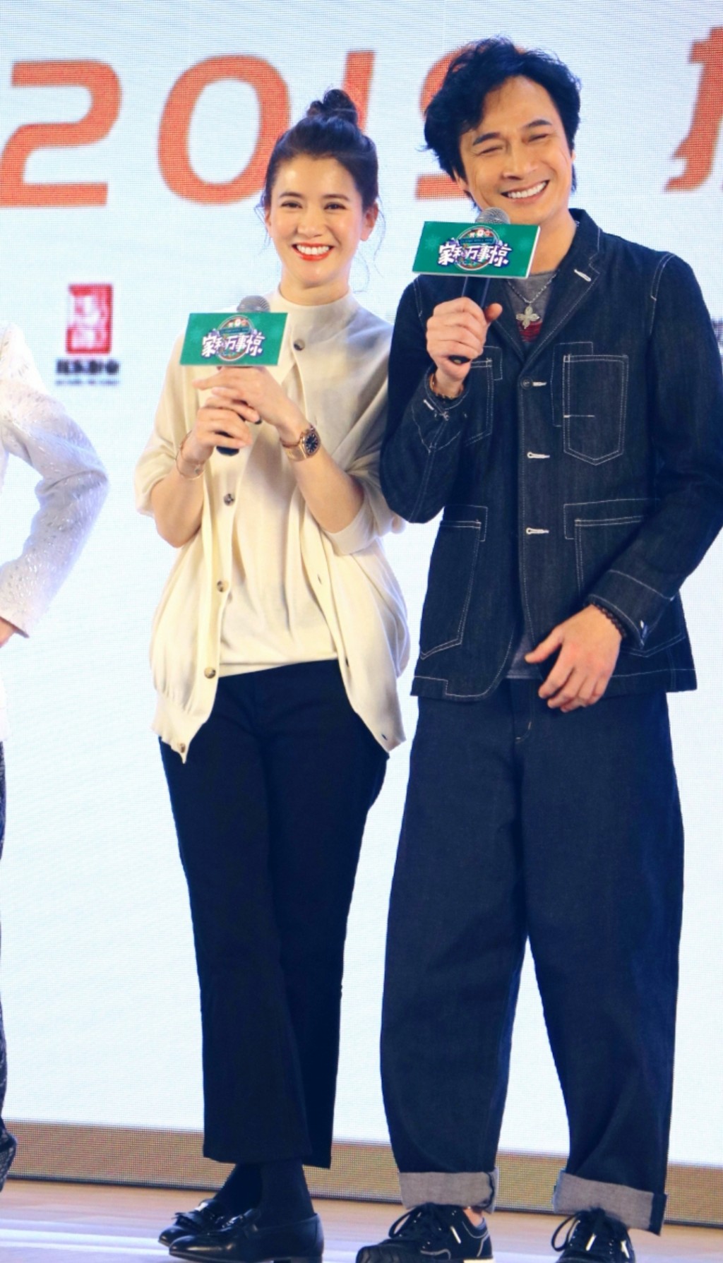袁咏仪与吴镇宇曾到北京出席电影《家和万事惊》记者会。