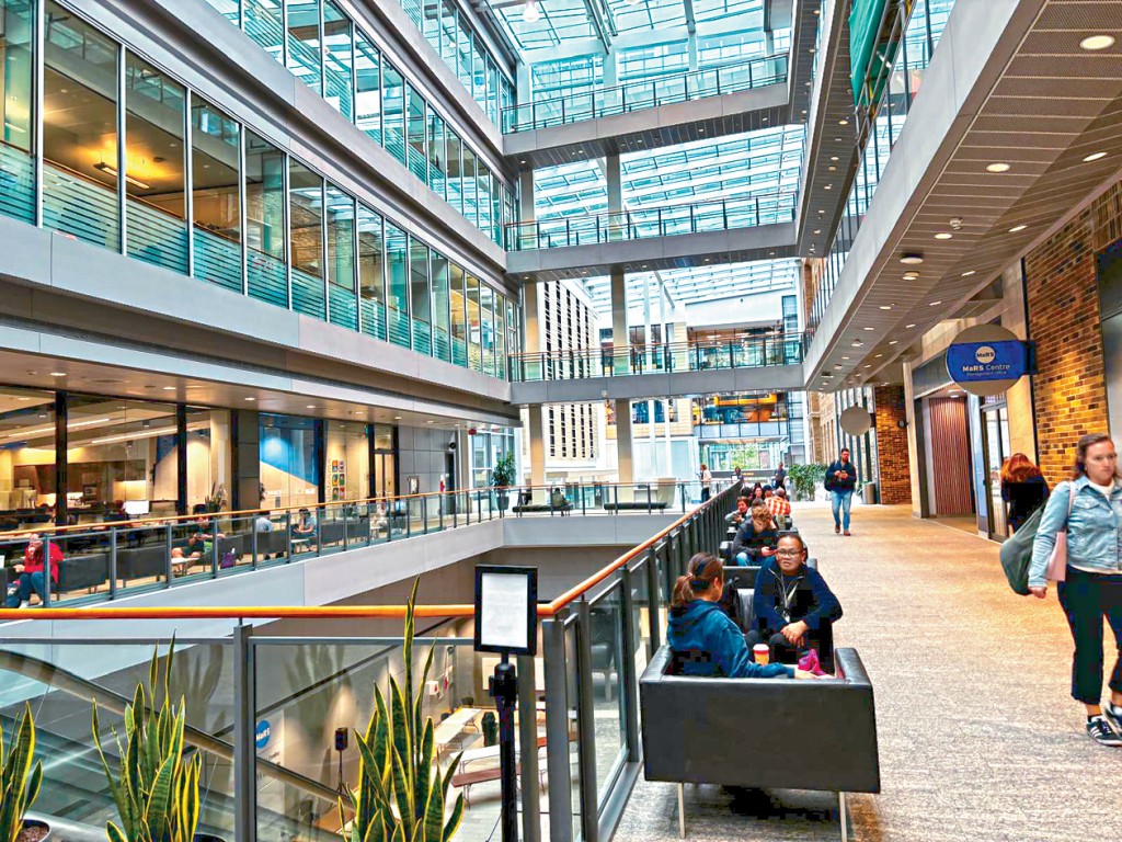 MaRS園區在2005年啟用，由舊多倫多全科醫院改建而成，並分割為不同區域，並設大量實驗室空間。