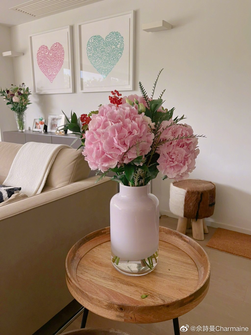 佘詩曼屋內裝潢簡約奢華，客廳有張米色梳化，還擺放了不少鮮花作點綴。