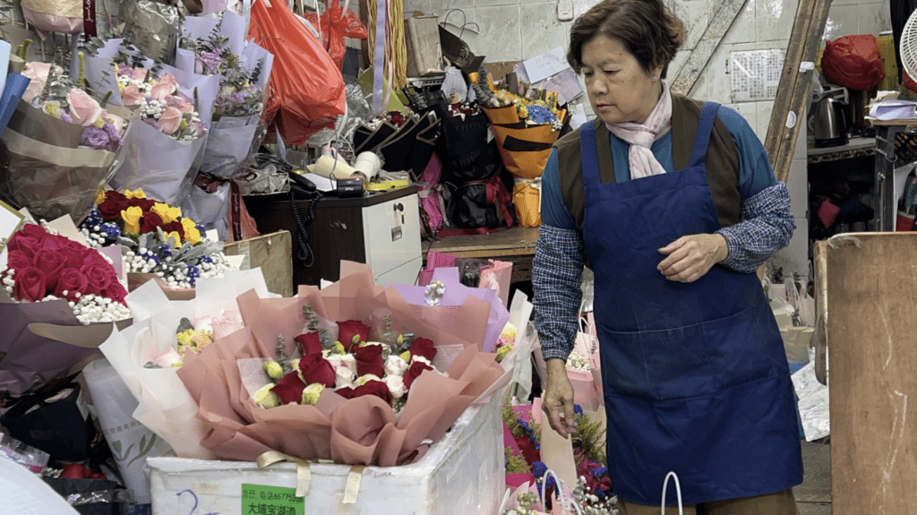 佳佳花店女負責人今年特別提早回鋪頭開檔。蔡楚輝攝