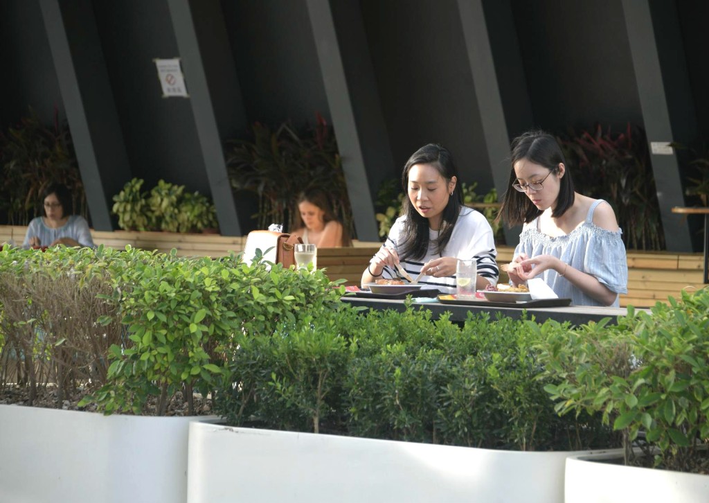 政府收緊防疫及社交限制措施。