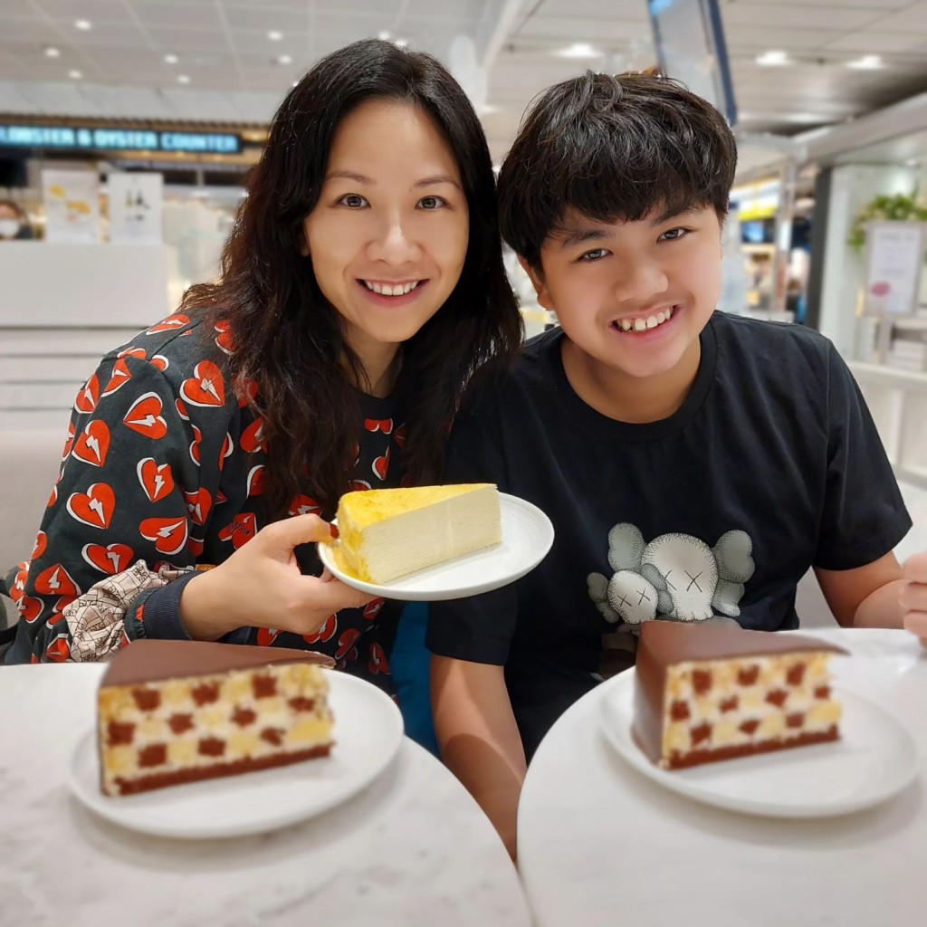 章志文一家人在機場食完蛋糕才上機。
