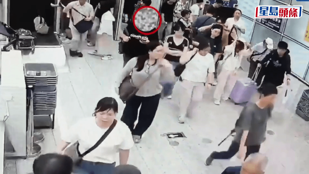 涉案男旅客进入海关监管区。 海关发布