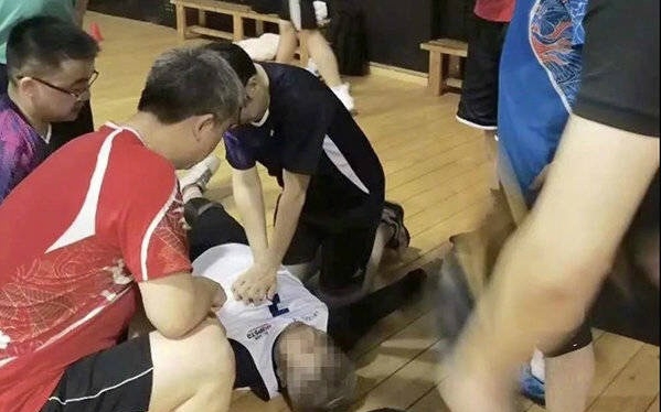 一名男子在羽毛球館突然心臟驟停倒地，，剛巧有6名醫生在場為其急救，男子最後轉危為安。　微博圖片
