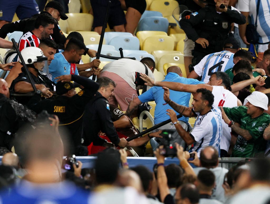 阿根廷球迷和警方進行了3分鐘的自由搏擊，多人警棍打至頭破血流。路透社