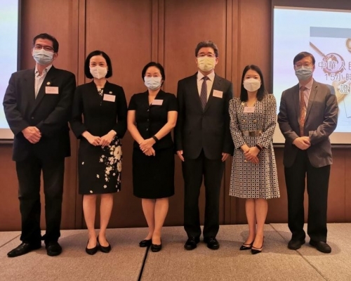 鄭若驊出席中國法律導覽課程證書授予儀式。